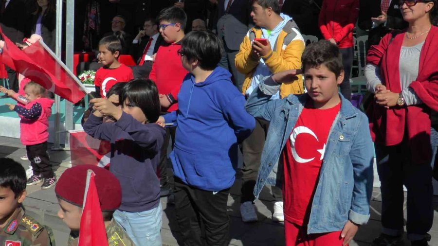 Miniklerden Geçit Töreni Kortejine Asker Selamlı Karşılama