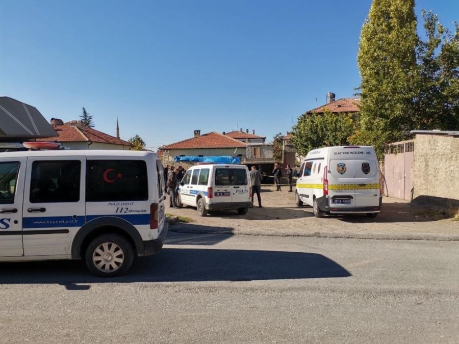 Otomobilde Cansız Bedeni Bulunan 2 Kişi Karbonmonoksit Gazından Zehirlenmiş