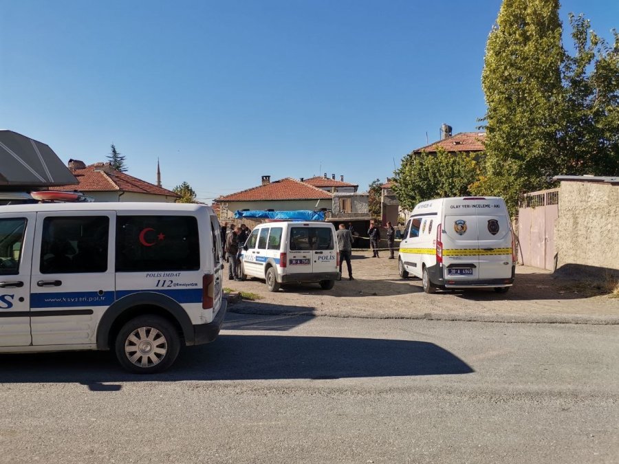 Kayseri’de Otomobil İçerisinde Kadın Ve Erkek Cesedi Bulundu