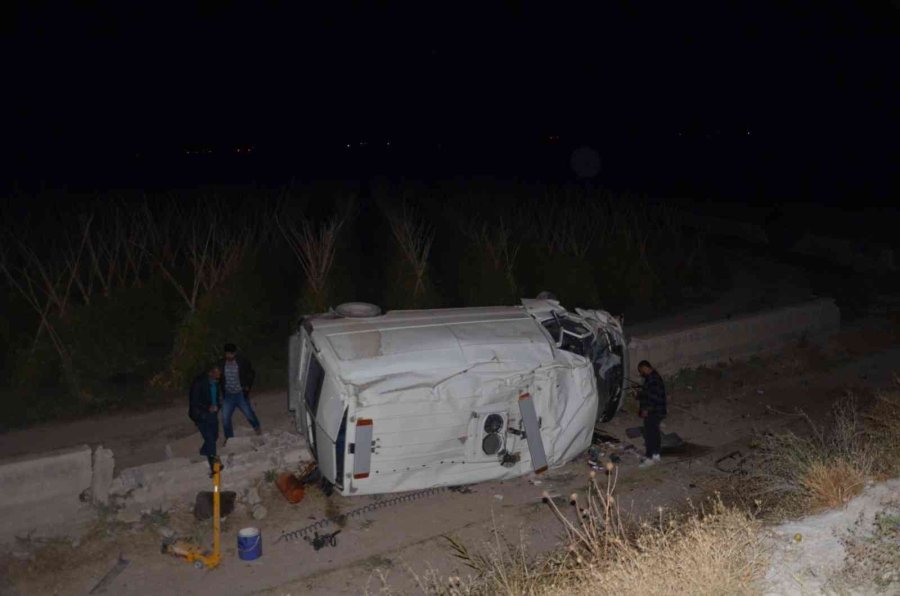 Konya’da Takla Atan Minibüsün Sürücüsü Yaralandı