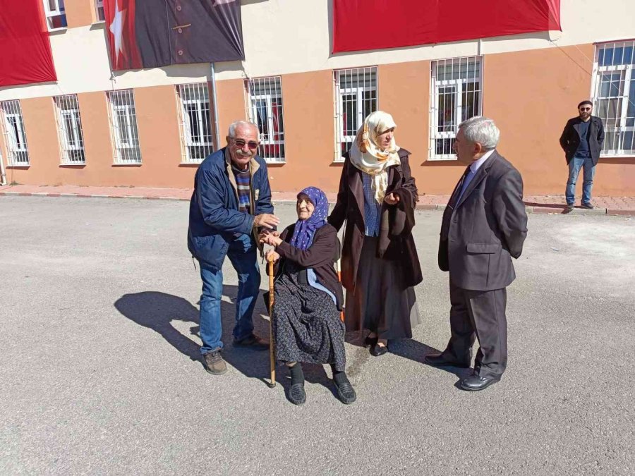 99 Yaşındaki Ninenin Kürsüden Okuduğu Şiirler Kutlamalara Damga Vurdu