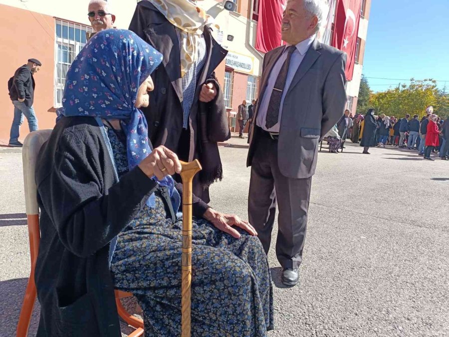 99 Yaşındaki Ninenin Kürsüden Okuduğu Şiirler Kutlamalara Damga Vurdu