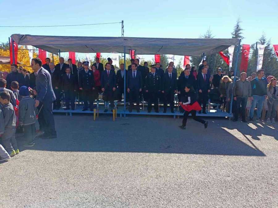 99 Yaşındaki Ninenin Kürsüden Okuduğu Şiirler Kutlamalara Damga Vurdu