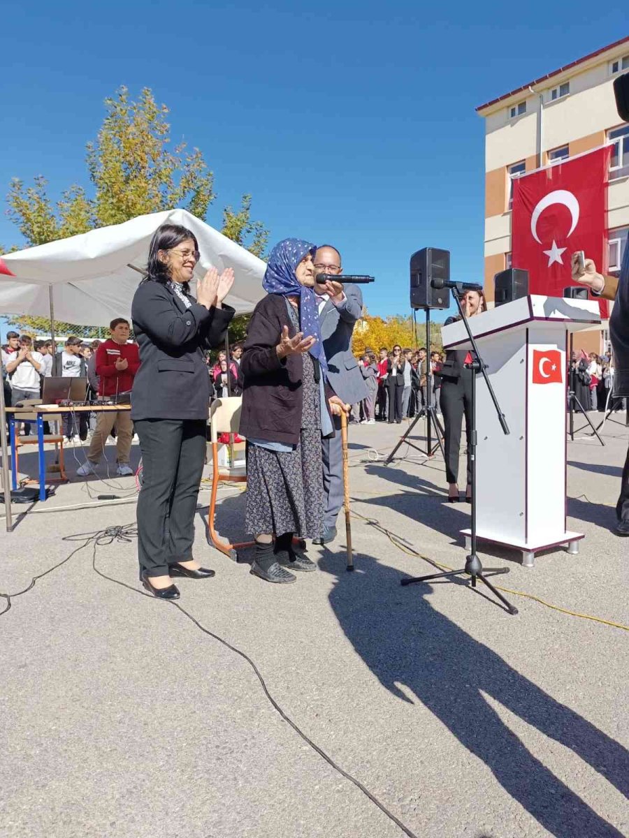 99 Yaşındaki Ninenin Kürsüden Okuduğu Şiirler Kutlamalara Damga Vurdu