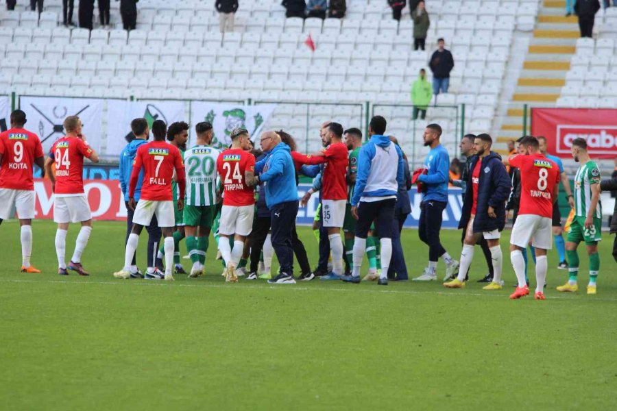 Konyaspor - Kasımpaşa Maçının Son Dakikalarında Tartışma Çıktı