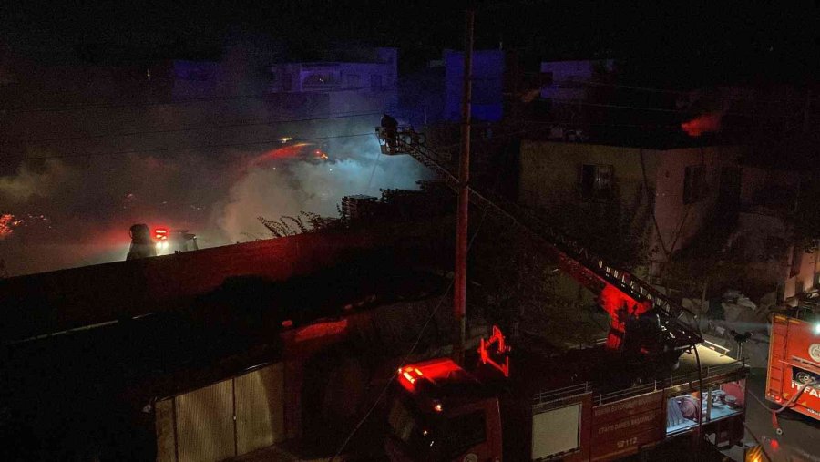 Mersin’de Palet Fabrikasındaki Yangın Kontrol Altına Alındı