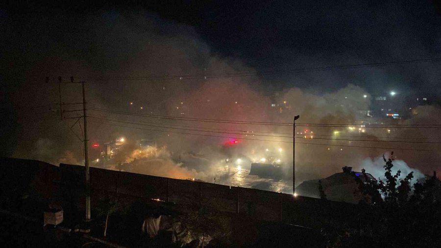 Mersin’de Palet Fabrikasındaki Yangın Kontrol Altına Alındı