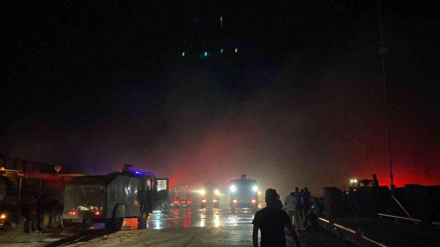 Mersin’de Palet Fabrikasındaki Yangın Kontrol Altına Alındı