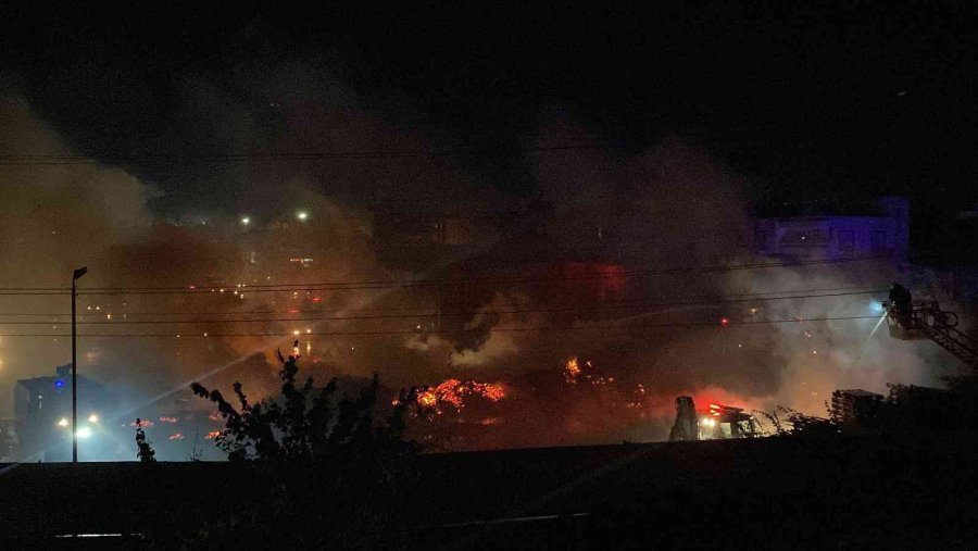 Mersin’de Palet Fabrikasındaki Yangın Kontrol Altına Alındı