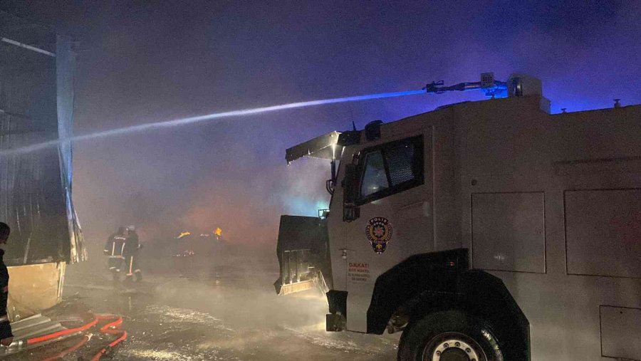 Mersin’de Palet Fabrikasındaki Yangın Kontrol Altına Alındı