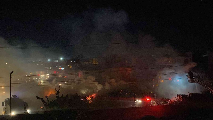 Mersin’de Palet Fabrikasındaki Yangın Kontrol Altına Alındı