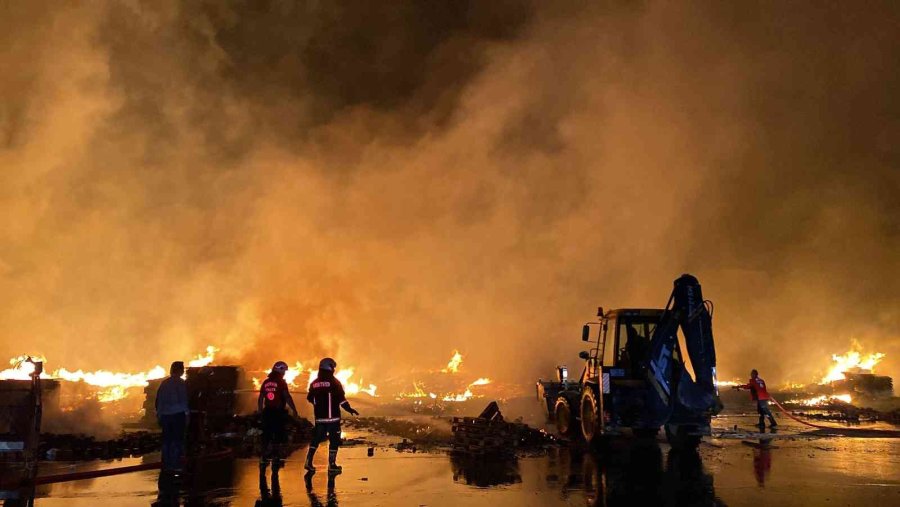 Mersin’de Palet Fabrikasında Korkutan Yangın