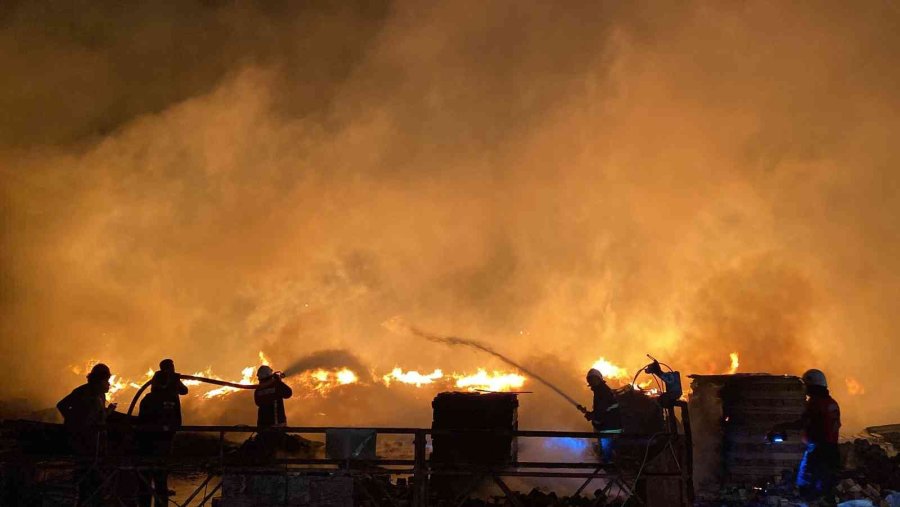 Mersin’de Palet Fabrikasında Korkutan Yangın