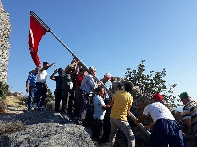 Softa Kalesindeki Türk Bayrağı Yenilendi
