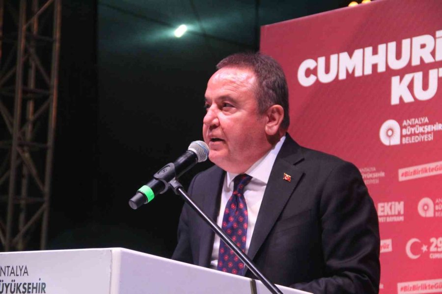 Antalya’da Cumhuriyet’in 99. Yıl Dönümünde Fener Alayı Ve Sefo Konseri