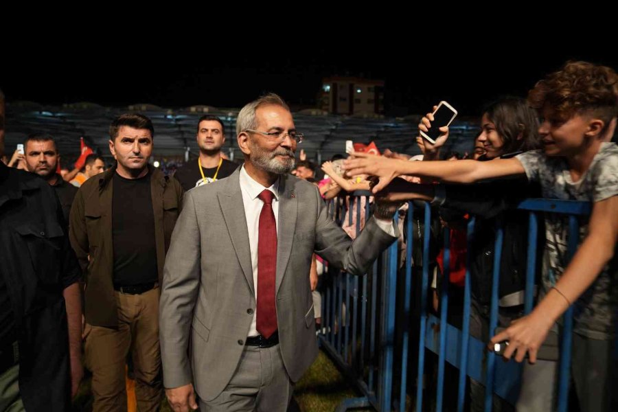 Tarsus’ta Haluk Levent Coşkusu