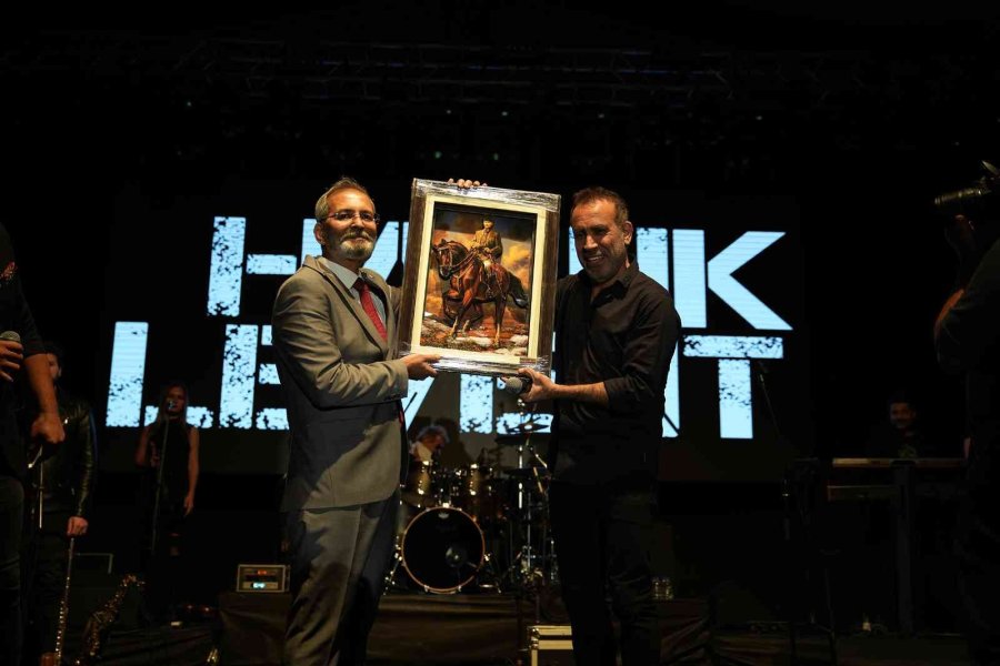 Tarsus’ta Haluk Levent Coşkusu