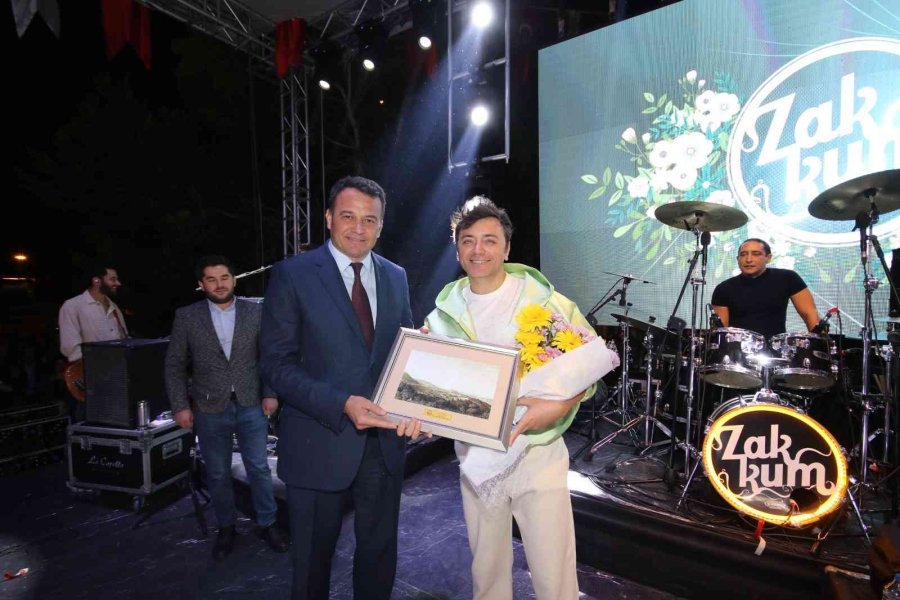 Kaş’ta Cumhuriyet Bayramı Nedeniyle Fener Alayı Ve Konser Düzenlendi