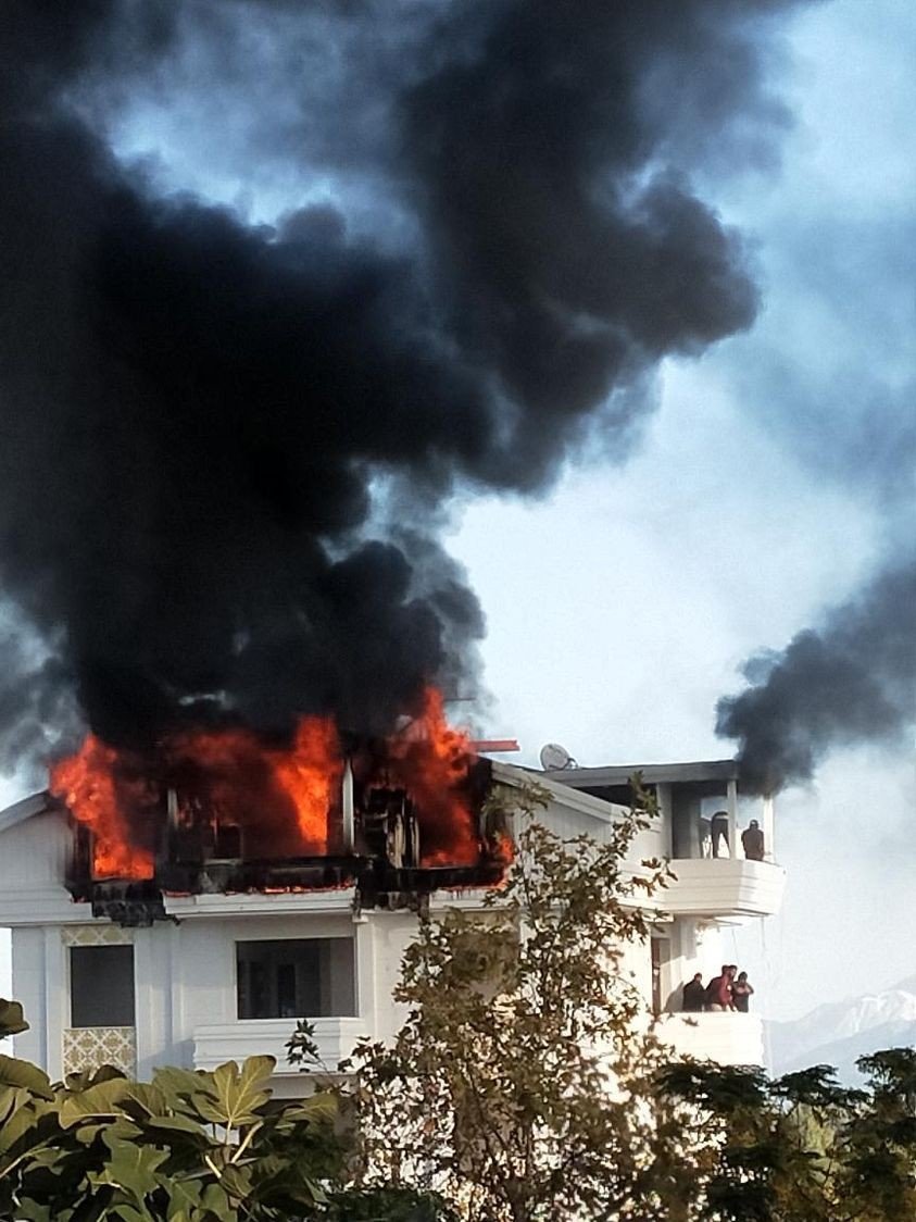 İnşaatın Çatı Katında Çıkan Yangında İşçiler Korku Dolu Anlar Yaşadı