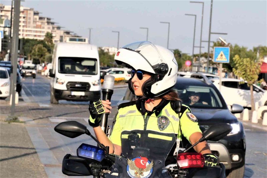 40 Kişilik Şahin Timinin Hülya Ablası Kural Tanımaz Sürücülere Nefes Aldırmıyor