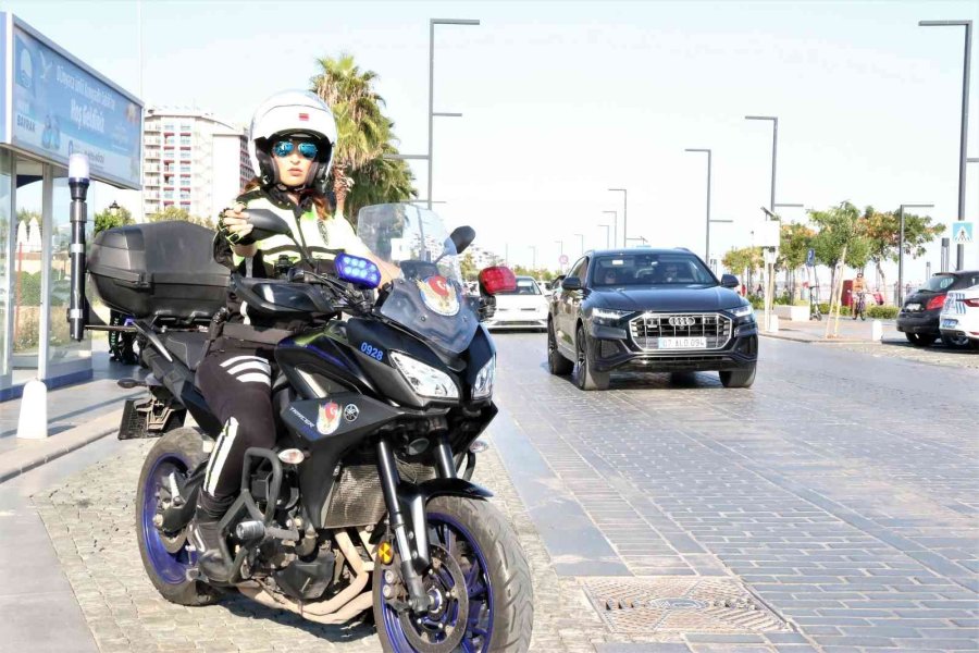 40 Kişilik Şahin Timinin Hülya Ablası Kural Tanımaz Sürücülere Nefes Aldırmıyor