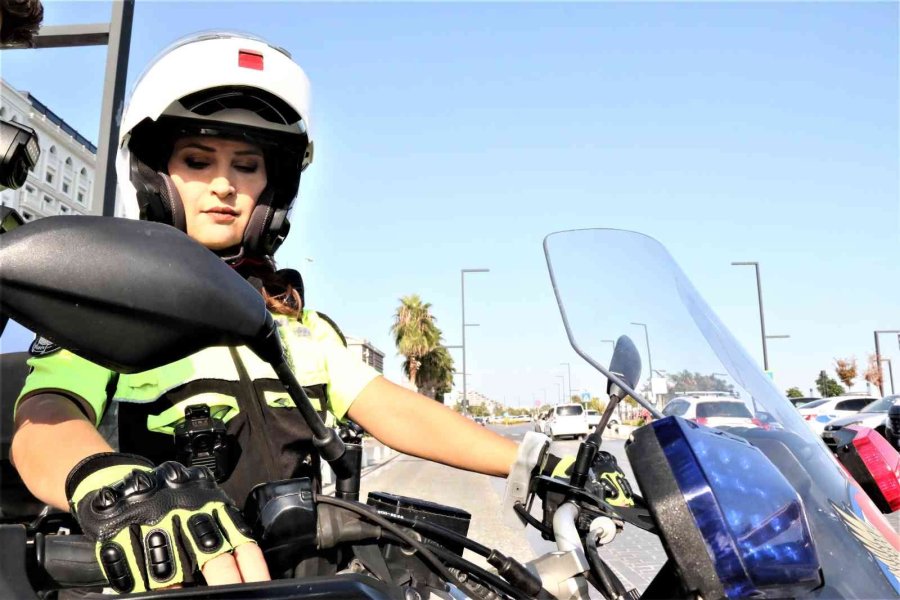 40 Kişilik Şahin Timinin Hülya Ablası Kural Tanımaz Sürücülere Nefes Aldırmıyor