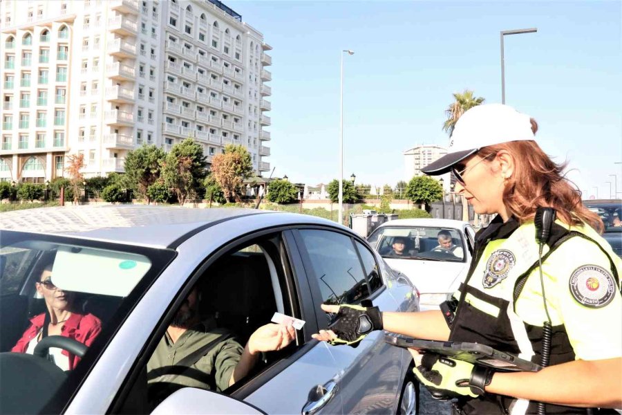 40 Kişilik Şahin Timinin Hülya Ablası Kural Tanımaz Sürücülere Nefes Aldırmıyor