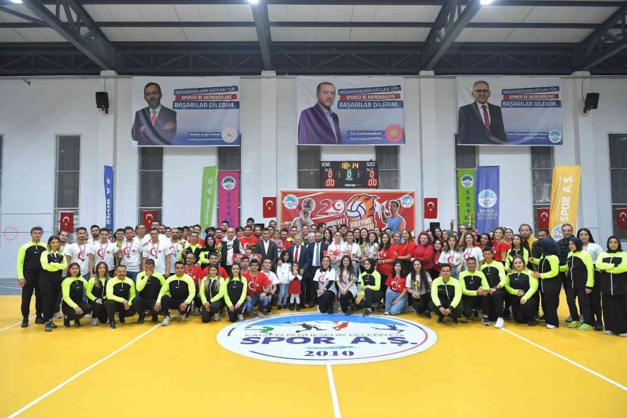 Büyükkılıç, Sporcuların Cumhuriyet Coşkusuna Ortak Oldu