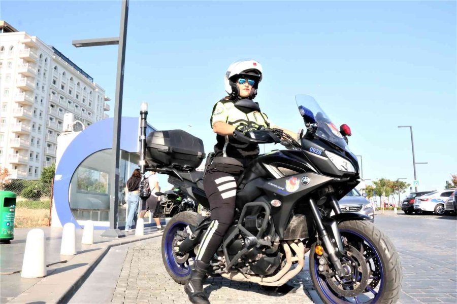 40 Kişilik Şahin Timinin Hülya Ablası Kural Tanımaz Sürücülere Nefes Aldırmıyor