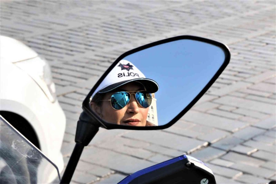 40 Kişilik Şahin Timinin Hülya Ablası Kural Tanımaz Sürücülere Nefes Aldırmıyor