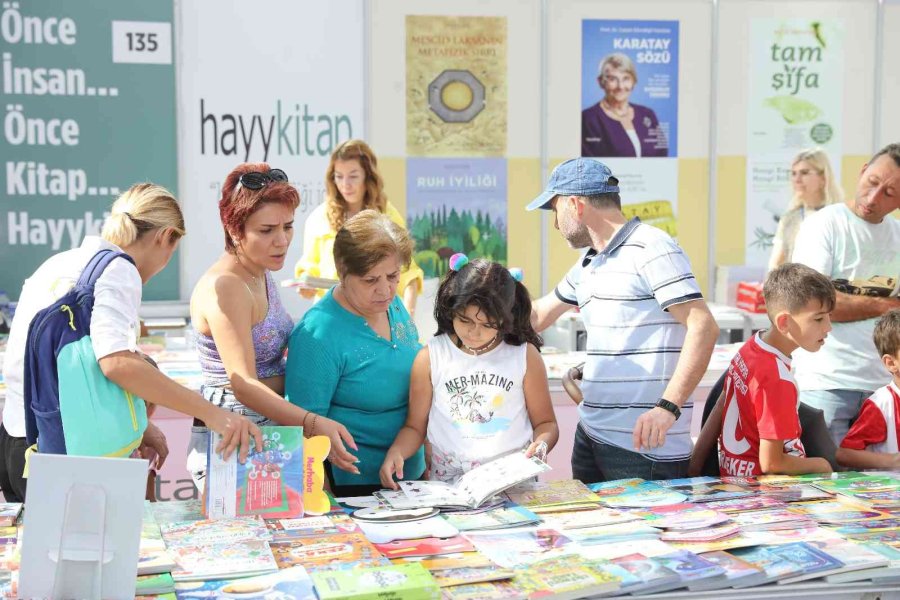 12. Antalya Kitap Fuarını 1 Milyon 9 Bin 678 Kişi Ziyaret Etti