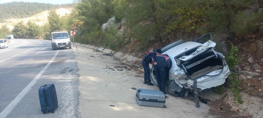 Antalya’da Trafik Kazası; 2 Yaralı