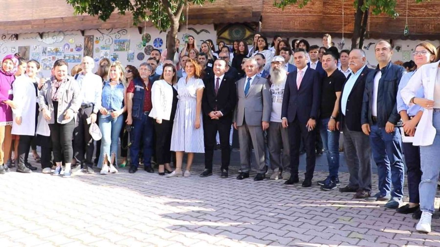 3 Bin 500 Parçadan Oluşan “atık Sanat Duvarı”