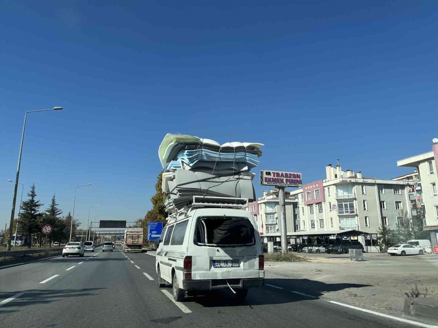 Minibüsten Büyük Yükle Tehlikeli Yolculuk