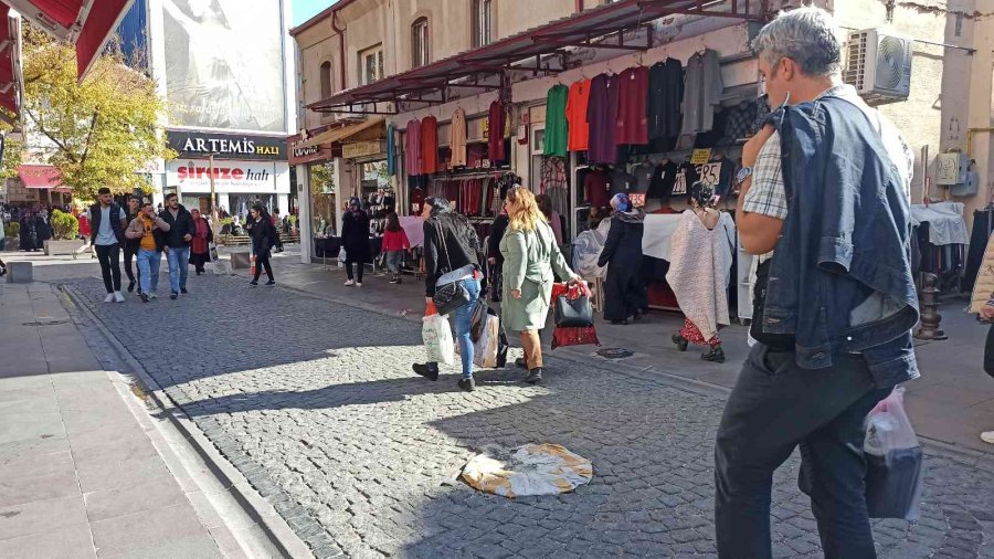 Eskişehir’in Göbeğindeki İşlek Cadde 10 Yıldır Lağım Kokuyor