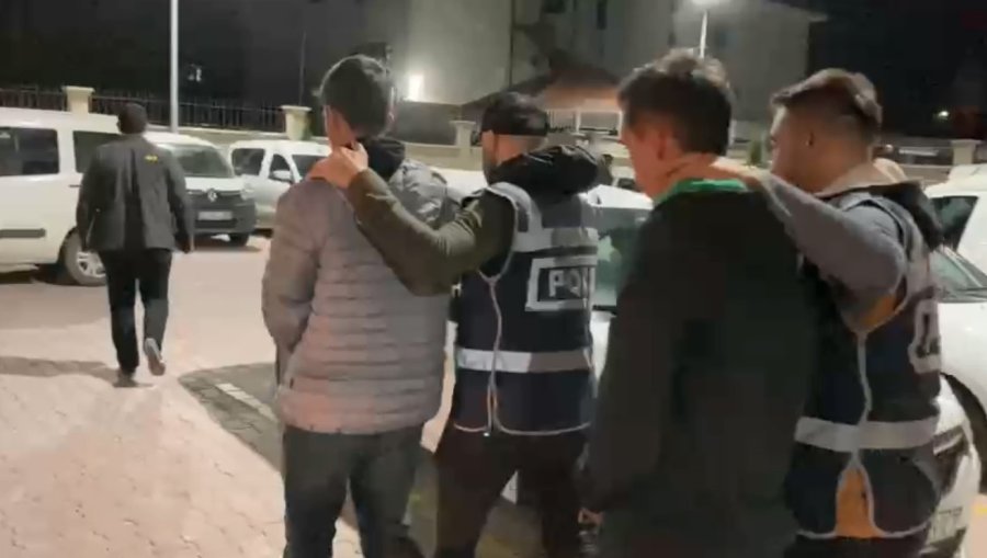 Çaldıkları 500 Bin Tl’lik Tespihleri Satarken Yakalandılar