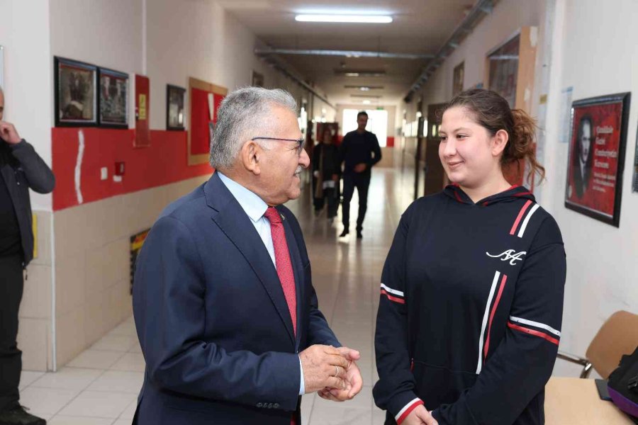 Başkan Büyükkılıç, Haftaya Gençlerle Birlikte Başladı