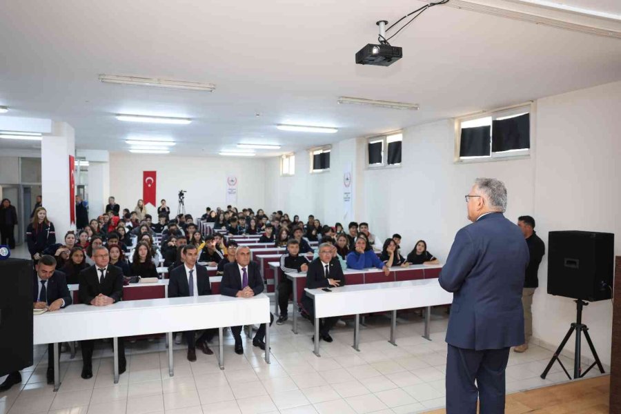 Başkan Büyükkılıç, Haftaya Gençlerle Birlikte Başladı