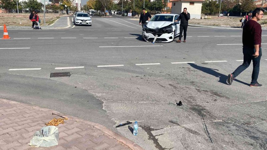 Kazada Savrulan Otomobil Çocuklara Çarptı: 2 Yaralı