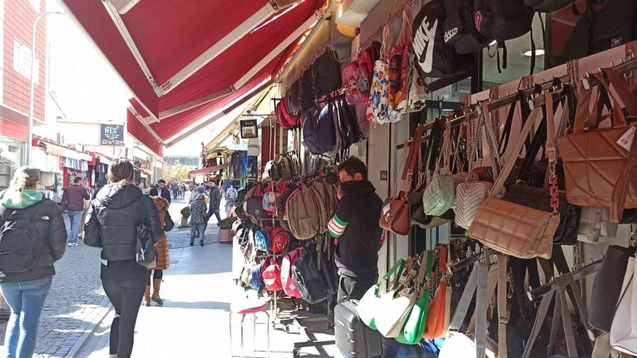 Eskişehir’in Göbeğindeki İşlek Cadde 10 Yıldır Lağım Kokuyor