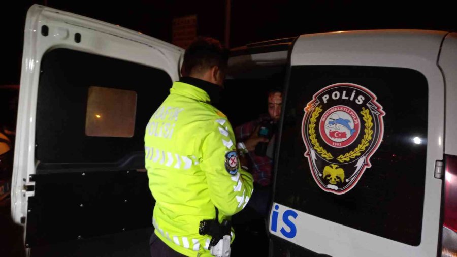 "dur" İhtarına Uymadı, Polis Aracına Çarparak Durabildi