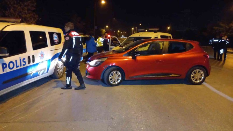 "dur" İhtarına Uymadı, Polis Aracına Çarparak Durabildi