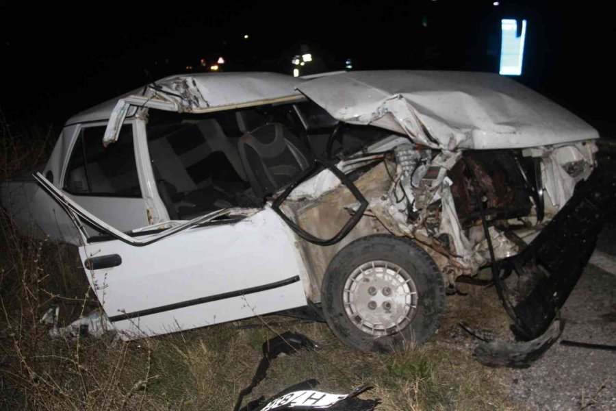 Otomobil İle Traktör Çarpıştı: 1 Ölü, 2 Yaralı