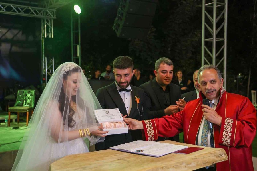 Talas’ta Resmi Tatiller, Nikah Sevincine Engel Değil