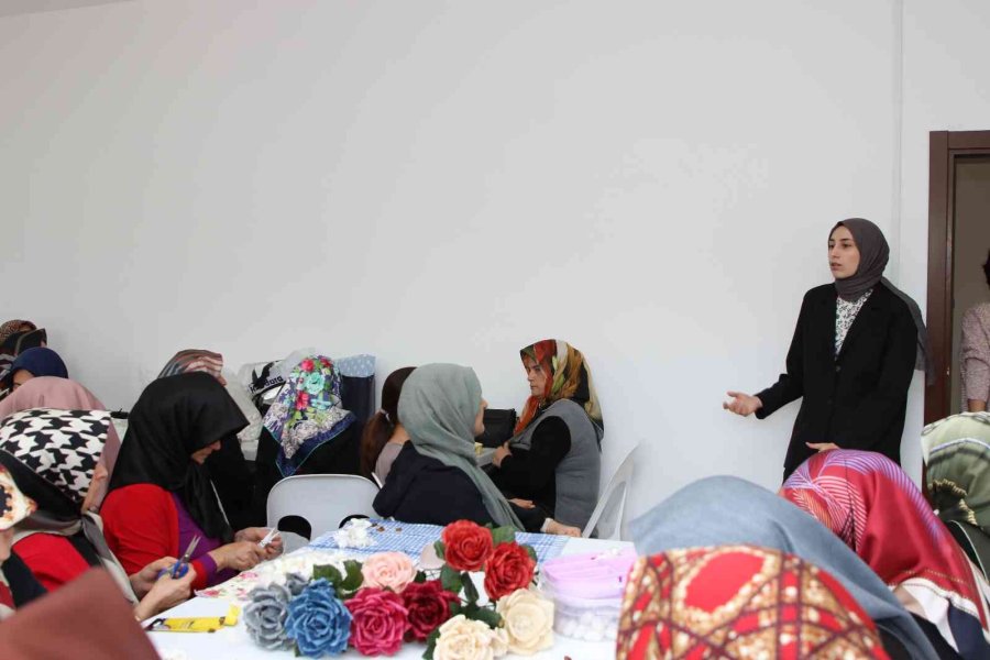El Sanatları Kurs Merkezinde İlk Kurs Verildi
