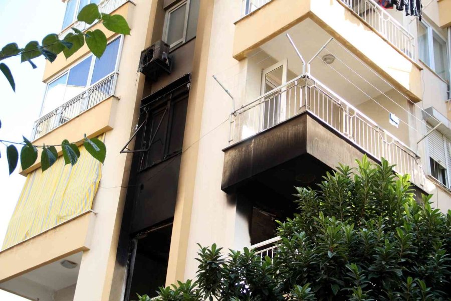 Yaktığı Daireye, Kendini Kilitleyince Polisi Alarma Geçirdi