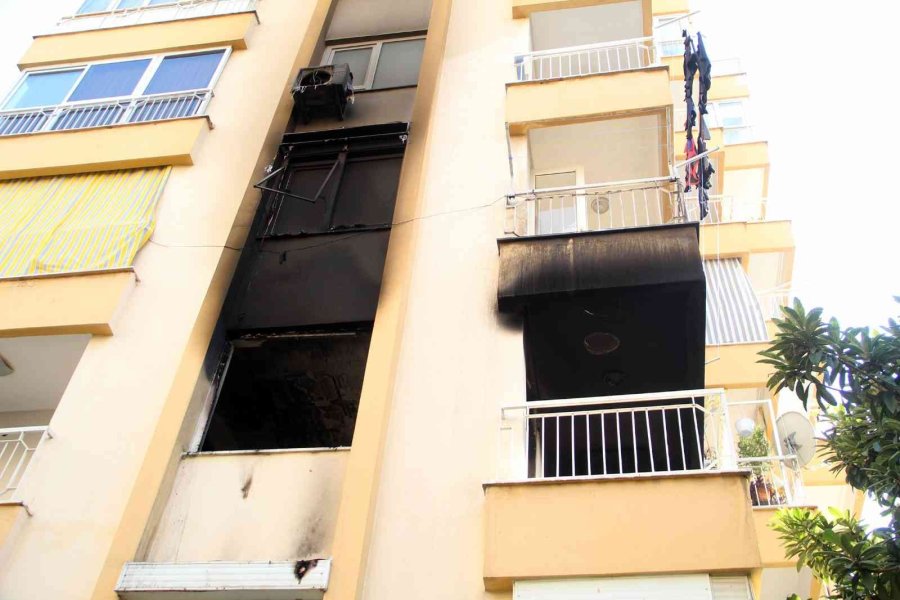 Yaktığı Daireye, Kendini Kilitleyince Polisi Alarma Geçirdi