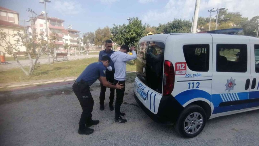 Apartmana Girmek İsterken Vatandaşların Fark Ettiği Hırsızlık Şüphelisi, Polise Teslim Edildi