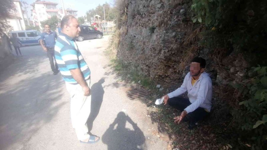 Apartmana Girmek İsterken Vatandaşların Fark Ettiği Hırsızlık Şüphelisi, Polise Teslim Edildi