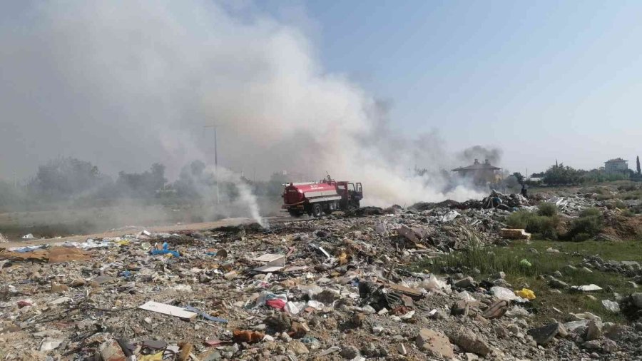 Hurda Malzeme Yangınından Çıkan Siyah Dumanlar Gökyüzünü Kapladı